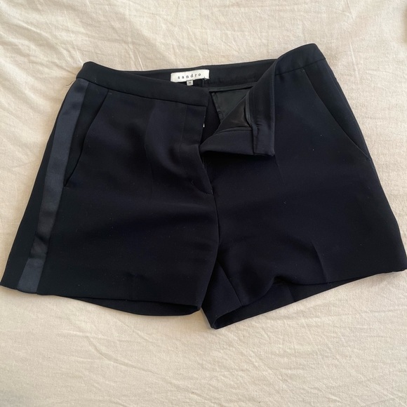 Short Sandro tres bon état taille 36 - Picture 1 of 1